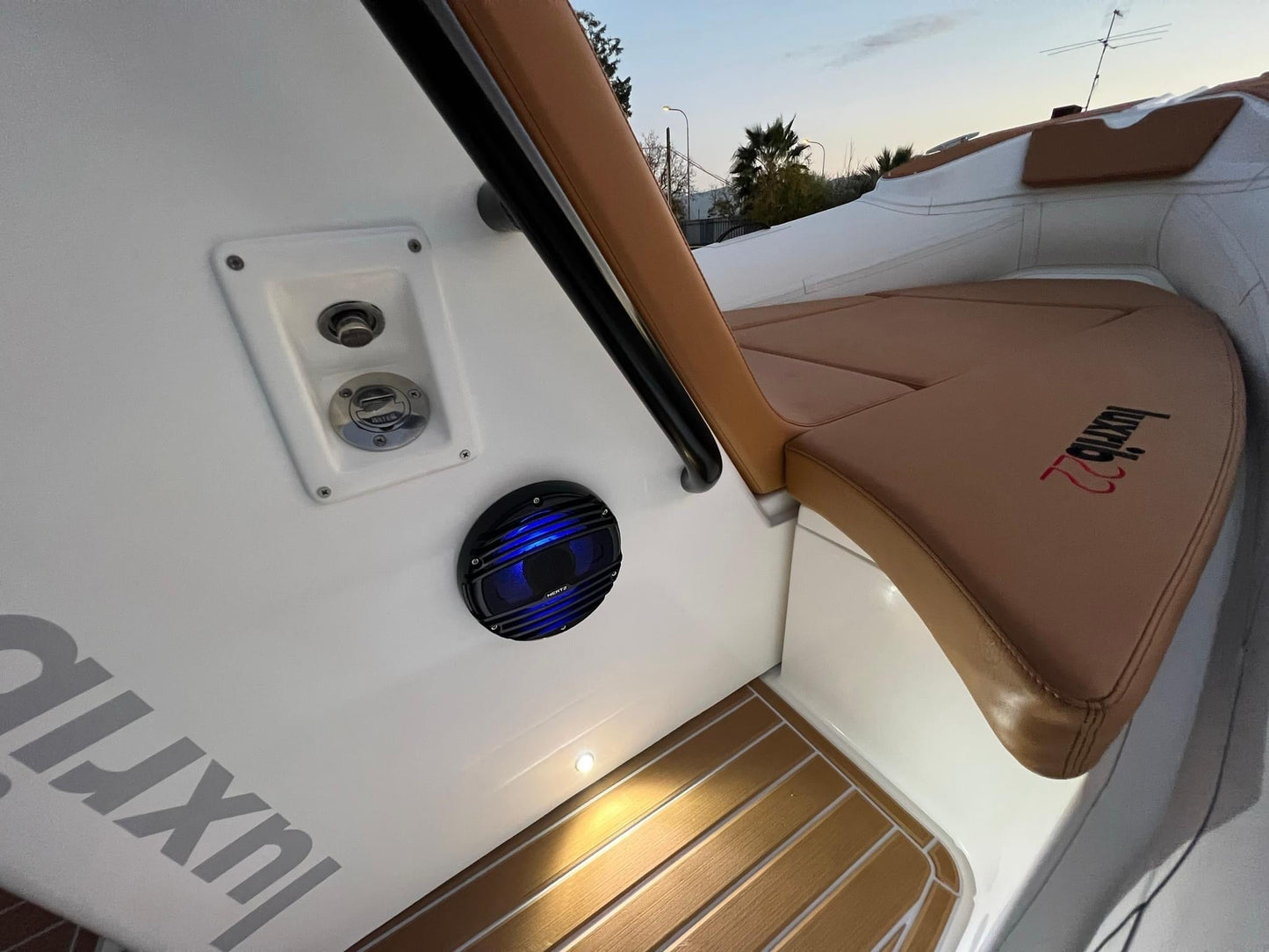 Lux Rib22 - HTWRB - Orca Off White - Brown Cushion - EU
